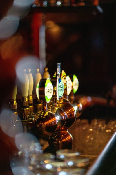 Close up billede af fadøls anlæg i baren i rock'en på crazy daisy svendborg